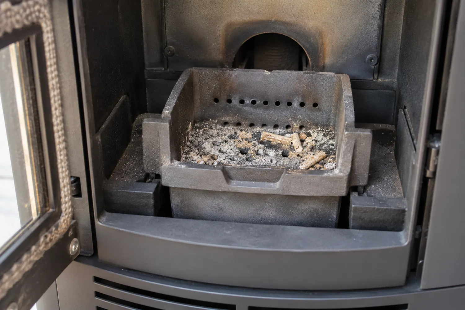 Abgekühlte Brennschale mit Asche und unverbrannten Pellets